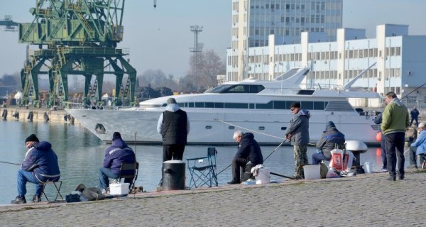 Необичайните за сезона температури задържаха пасажите от илария във варненския залив и пристанището. Много рибари се похвалиха с добър улов от морската риба. Снимка: БТА