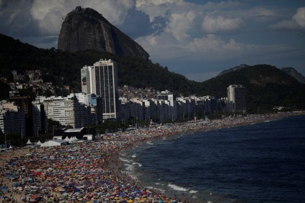 Копакабана се изпълни с хора часове преди новата година. Снимка: Reuters