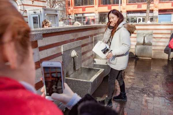 Въпреки ниските температури, чешмите на Централна минерална баня са една от атракциите за столичани и туристи. Снимка: Димитър Кьосемарлиев, Dnes.bg