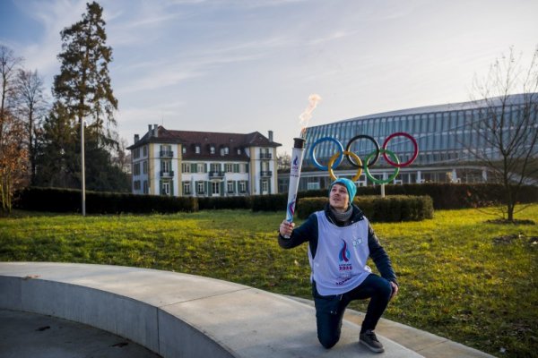 Спортист позира с огъня на Младежките зимни олимпийски игри, които ще се проведат в Лозана, Швейцария от 10 до 19 януари. Снимка: БГНЕС