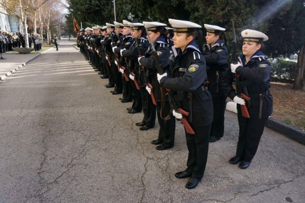 На 9 януари се навършват 139 години от създаването на Висшето военноморско училище &quot;Н. Й. Вапцаров&quot;. Пред централния вход на университета се състоя тържественото честване, което включи посрещане на бойното знаме, посрещане на Старшия началник и поздравително слово на Началника на Училището. Бяха наградени военнослужещи, цивилни служители и курсанти. Снимка: Булфото