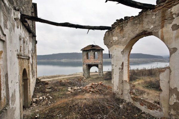 Язовирът в Северозападна България е четвъртия по площ и втори по обем изкуствен водоем в страната. Събира водите на реките Огоста, Бързия и Златица, и се намира на 600 метра югозападно от крайните квартали на Монтана, на 60 метра над нивото на града. Строителството на язовира трае 20 години и завършва през 1986 година. Под водите му остават две села, чиито жители са изселени в Монтана и Берковица &ndash; село Живовци, където са родени писателят и художник Иван Давидков и поетът, писател и журналист Анастас Стоянов и Калиманица, родното село на писателя Йордан Радичков. Снимка: Булфото