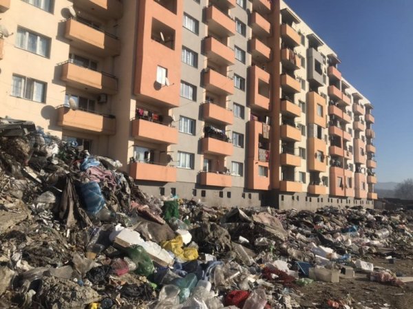 Община Казанлък наложи глоби на собствениците на апартаменти в цял блок в ромския квартал &quot;Кармен&quot; в града. Санкциите са заради замърсяването на пространството около блока. Снимка: БГНЕС