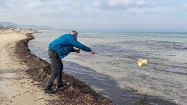 Проби от пречистените отпадни води, преди да бъдат заустени в морето и проби от морската вода на плаж &quot;Златна рибка&quot; ще покажат има ли замърсяване, след като близо 50 метра от двукилометровата тръба на дълбоководното заустване бяха скъсани и изхвърлени на брега край Созопол. Аварията най- вероятно е в следствие на силното морско вълнение. Снимка: БГНЕС