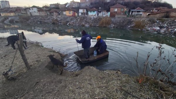 Тонове боклуци се изсипват в корито на река Тунджа в Ямбол. От общинското ръководство заявиха, че ще се предприемат спешни мерки за разчистване на импровизираното сметище. Снимка: БГНЕС