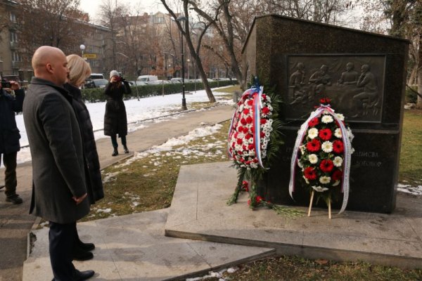 Днес се състоя полагане на венци и цветя пред паметника на граф Игнатиев в София по случай руския професионален празник &quot;Ден на дипломата&quot;. Снимка: БГНЕС