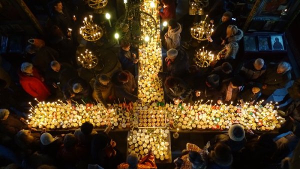 Огнен кръст &quot;пламна&quot; символично в благоевградския храм &quot;Въведение Богородично&quot;. По традиция в дена на пчеларя меда се освещава, като бурканчетата на стопаните се подреждат във формата на кръст. След което привързаните за тях свещи се запалват. Снимка: БГНЕС