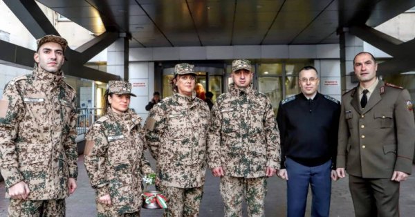 Поредният военномедицински екип замина за Мали, където в продължение на 4 месеца ще се грижи за личния състав на щаба на операцията, който е базиран в столицата Бамако. За първи път екип на Военномедицинска академия (ВМА) се включва в Мисията на Европейския съюз за обучение на силите за сигурност на африканската държава през 2013 г. Снимка: БГНЕС/ВМА