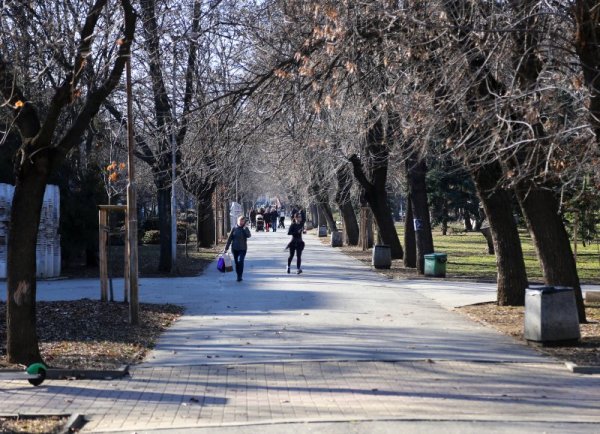 Сутрешна разходка в парк в София в прохладната февруарска утрин. Снимка: БГНЕС
&nbsp;