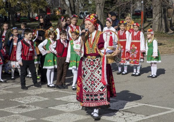 Празник &quot;Млада Марта&quot; организираха в Стара Загора за четвърти път за най-малките жители на града. Изложба на открито от саморъчно направени мартеници на деца от старозагорски училища и детски градини посрещна участниците и гостите. Голяма част от мартеничките са с награди от Общинския конкурс &quot;Баба Марта бързала, мартенички вързала&quot;, организиран от Центъра за подкрепа за личностно развитие. Снимка: Община Стара Загора