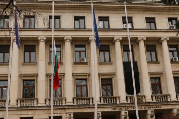 Във всички формирования на Българската армия и въоръжените сили на Република България днес националният флаг бе спуснат наполовина в памет на починалия снощи началник на отбраната генерал Андрей Боцев. Снимка: БГНЕС