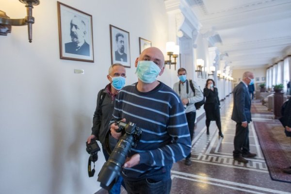 Журналисти, оператори и фоторепортери влизаха в МС след въведени мерки срещу COVID-19. На тях също беше измерена температурата, раздадени маски и дезинфектант. Маски носят и служителите в институцията. Снимка: Димитър Кьосемарлиев, Dnes.bg