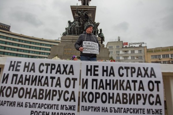 Варненският зевзек и председател на Партията на българските мъже Росен Марков излезе пред народното събрание, за да каже: &quot;Нямам страх от коронавируса&quot;. Същата акция той проведе и пред Общината във Варна. Снимка: Димитър Кьосемарлиев, Dnes.bg