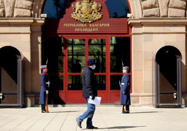 Въпреки слънчевия ден, броени дни преди настъпването на пролетта, улиците на София остават почти празни заради извънредното положение. Снимка: БГНЕС