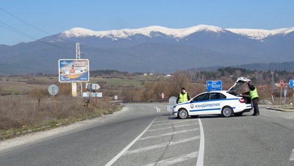 Полицейски патрули по пътищата следят дали се спазва карантината по входовете и изходите на Банско. Снимка: БГНЕС