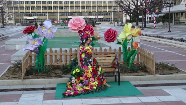 С настъпването на астрономическата пролет на площада пред общината в Благоевград се появи арт-инсталация. Пролетната украса допълва традиционната мартенска. Снимка: БГНЕС