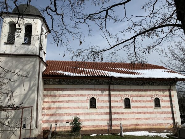 Селска църква даде пример как трябва да се работи в навечерието на Великден на фона на разразилата се опасна пандемия от коронавирус. Отец Михаил от храма &quot;Свети Георги Победоносец&quot; в софийското село Лозен е организирал всички предпазни мерки, така че православните християни да могат да се молят без да се страхуват, че могат да се заразят от опасния вирус. Снимка: БГНЕС