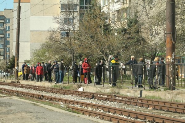 От днес започва изплащането на пенсиите за месец април. Към априлските пенсии близо милион и 300 000 възрастни хора ще получат и великденската добавка от 40 лева. От &quot;Български пощи&quot; напомнят на възрастните хора стриктно да спазват изготвените графици, за да не се стига до струпване на хора. Снимка: БГНЕС