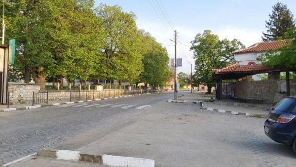 Тази нощ падна карантината в старозагорското село Паничерево. Ситуацията в селото е спокойна, а улиците останаха и днес празни. Снимка: БГНЕС