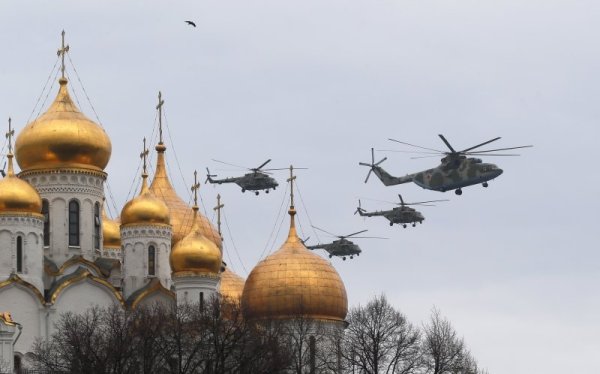 Руски хеликоптери прелитат над Червения площад в репетиция за военния парад на 9 май по случая Деня на победата. Тази година обаче в него участие ще вземат единствено военно-въздушните сили на страната. Снимка: БГНЕС