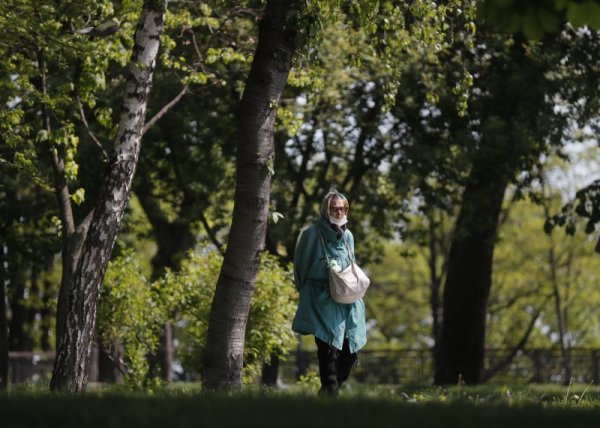 Възрастна жена се разхожда в парк в Киев. Снимка: БГНЕС