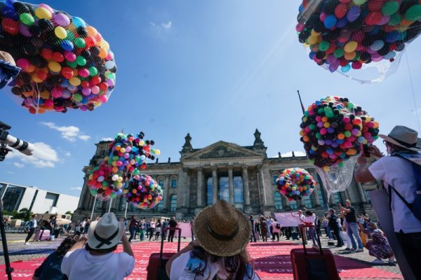 Работещи в сферата на туризма пускат балони по време на протест срещу ограниченията в сектора в Берлин. Снимка: БГНЕС