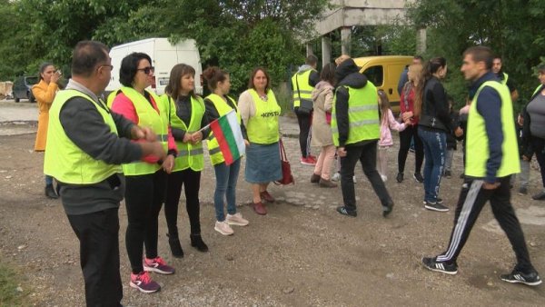 Жители на горнооряховското село Поликраище излязоха на протест.  Причината е решението за закриване на основното училище в селото.  Снимка: БГНЕС