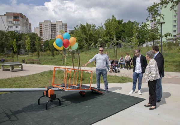 Люлка за деца с увреждания откриха в Стара Загора. Тя е разположена в парк &quot;Артилерийски&quot;. Малчугани с увреждания от 4 до 12 г. ще могат да ползват съоръжението и да се забавляват. Люлката представлява везна, от едната страна на която стоят две деца или родители, а от другата страна на платформа се качва дете с инвалидна количка. Снимка: Община Стара Загора
&nbsp;