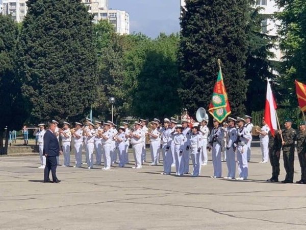 Министърът на отбраната Красимир Каракачанов посети ВВМУ &quot;Н. Й. Вапцаров&quot;, където се провежда Ден на курсантско управление. На събитието присъства и началникът на отбраната адмирал Емил Ефтимов. Снимка: БГНЕС/МО