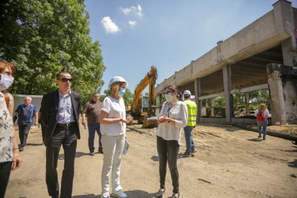 Очаквам в началото на следващата година да приключат строителните дейности по Центъра за изкуство в Южния парк. Това обяви кметът на София Йорданка Фандъкова при проверка на реконструкцията на бившата сграда на топлоцентрала на НДК и изграждането на Център за изкуство. Снимка: Димитър Кьосемарлиев, Dnes.bg