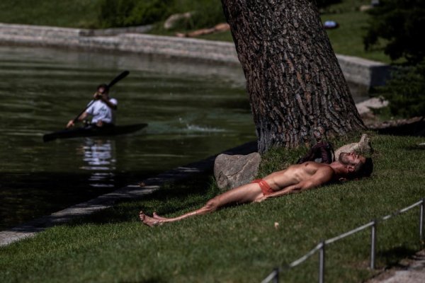 Някои пък събират тен край езеро в Мадрид. Снимка: БГНЕС
&nbsp;