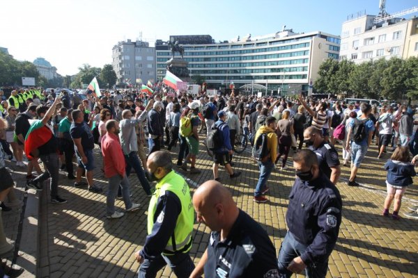 Още от ранни зори пък пред Парламента имаше протестиращи. Снимка: Димитър Кьосемарлиев, Dnes.bg