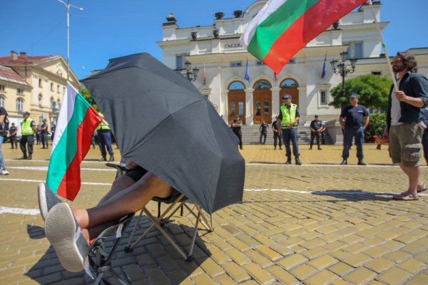 Вотът на недоверие срещу правителството беше преодолян в парламента, но протестиращите пред Народното събрание заявиха, че отхвърлянето му няма значение и те ще продължат да настояват за оставки. Снимка: Димитър Кьосемарлиев, Dnes.bg