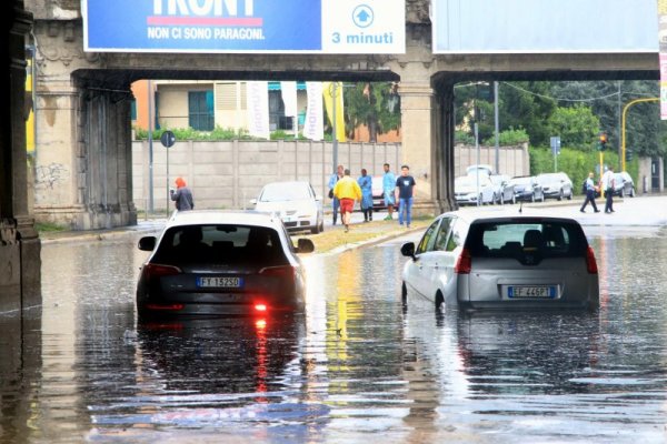 Улиците на Милано се превърнаха в реки след поройния дъжд, който падна тази сутрин в града. Снимка: БГНЕС