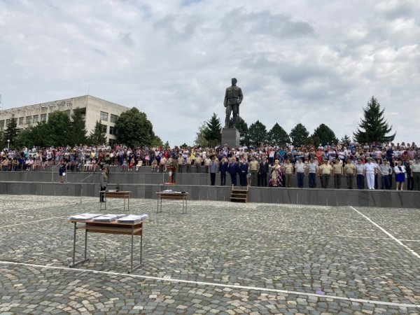 Президентът и върховен главнокомандващ на Въоръжените сили Румен Радев участва в тържествения ритуал по присвояване на първо офицерско звание на курсантите и специализантите от курс за придобиване на професионална квалификация по военно дело и връчване свидетелствата на кадетите от 142-ри випуск &quot;Добруджански&quot;. Снимка: БГНЕС
&nbsp;