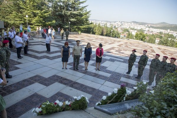 Стара Загора се поклoни пред паметта на бранителите си. Днес се навършват 143 години от боевете за защитата на Стара Загора по време на Руско-турската освободителна война. Заради епидемиологичната обстановка в страната тази година в Община Стара Загора нямаше общоградско поклонение, но в знак на признателност едновременно бяха поднесени венци и цветя на няколко знакови паметници в града Снимка: Община Стара Загора