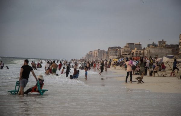 Египтяни се наслаждават на топлото време и морската вода на плаж край град Александрия. Снимка: БГНЕС