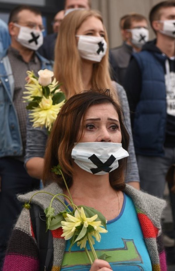 Музиканти от Беларус протестират със запушена уста и цвете срещу резултатите от президентските избори в страната, които се проведоха в неделя. Снимка: БГНЕС