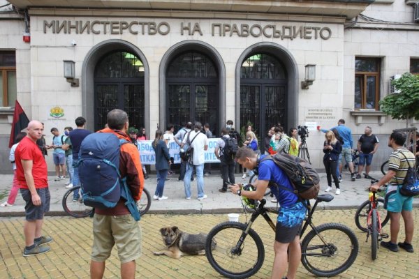 Протестиращи нахлуха в сградата на Министерството на правосъдието тази сутрин. Те настояваха за оставката на министър Данаил Кирилов. Снимка: Димитър Кьосемарлиев, Dnes.bg