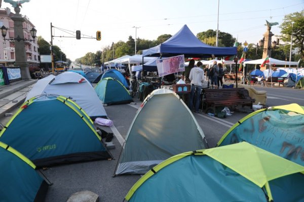 В ден 43 от антиправителствените протести, София остава с три блокирани кръстовища &ndash; Орлов мост, пред Ректората на СУ &quot;Климент Охридски&quot; и &quot;триъгълника на властта&quot;, заключен между Министерски съвет, Парламента и Президентството. Снимка: БГНЕС