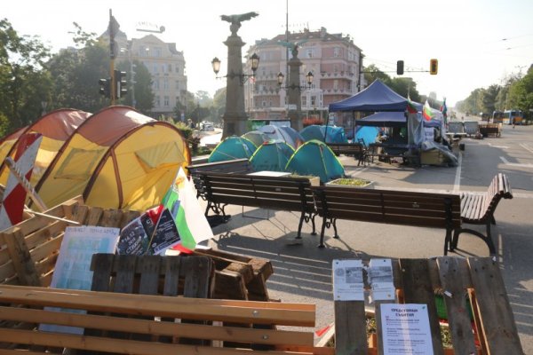 Лятна утрин на блокирания &quot;Орлов мост&quot; в София. Снимка: БГНЕС