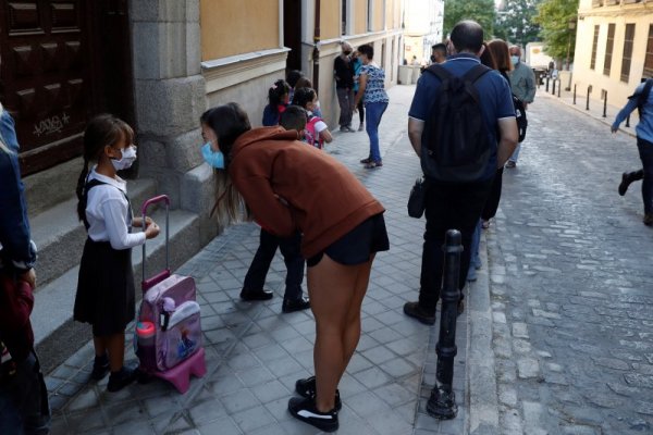 Деца се подготвят за училище и в испанската столица Мадрид. Снимка: БГНЕС