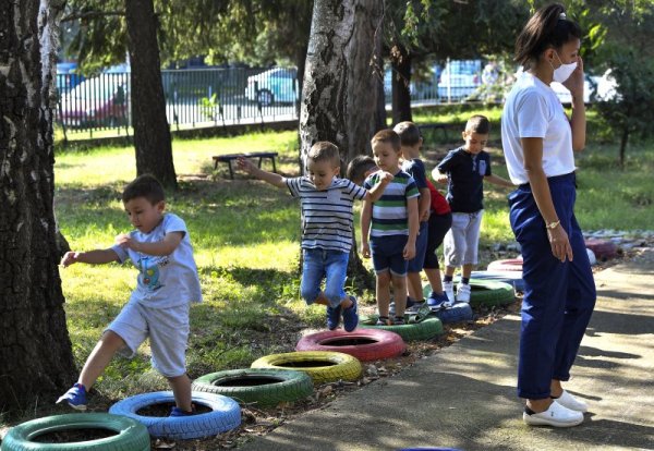 Деца скачат на воля в отворена отново детска градина в Скопие. Снимка: БГНЕС