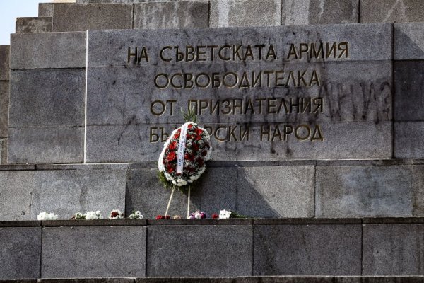 Граждани положиха венци и цветя на Паметника на Съветската армия в центъра на София по повод 76-тата годишнина от 9 септември. Снимка: Димитър Кьосемарлиев, Dnes.bg