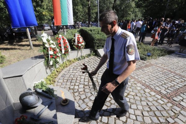 Българските пожарникари отбелязаха днес професионалния си празник в двора на ГД &quot;Пожарна безопасност и защита на населението&quot;. Подобни тържества имаше и на много места в страната. Снимка: БГНЕС