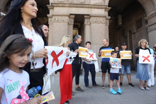 Родители се събраха на протест пред просветното министерство, за да покажат недоволството си от задължителното носене на маски в училищата. Зад акцията стои организацията &quot;Обединени родители&quot;, която се обявява против задължителните маски и изолаторите за ученици във всички закрити помещения на учебните заведения с изключение на класните стаи, в които това е по желание. Снимка: Димитър Кьосемарлиев, Dnes.bg