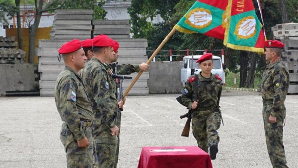 Военнослужещи от Първа рота положиха клетва за вярност към народ и Родина. Неврокопският митрополит Серафим отслужи водосвет за здраве, благослови военнослужещите и бойното знаме. Снимка: БГНЕС