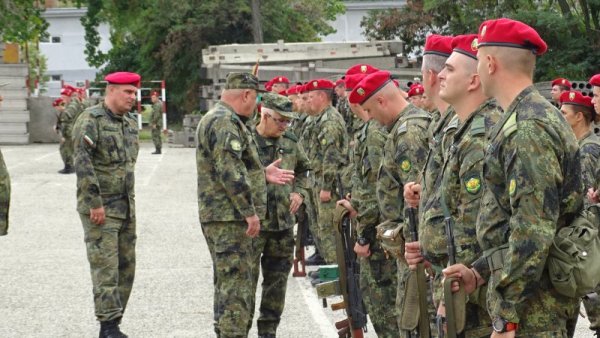 Полковник Митко Балтов е новият командир на Военно формирование 26 400-Благоевград. Със заповед на министър Каракачанов той сменя досегашния командващ благоевградския гарнизон полк. Красимир Кръстев. Новият командир бе представен на официална церемония от бригаден генерал Валери Цолов-заместник-командир на Сухопътните войски. Снимка: БГНЕС