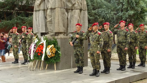 С ритуал по издигане националния флаг, молебен за здраве и благоденствие, отслужен от Неврокопския митрополит Серафим, в Благоевград започнаха тържествата по повод 108-та годишнина от освобождението на Горна Джумая и Пиринска Македония и присъединяването им към България. Венци и цветя бяха поднесени пред паметника на Гоце Делчев и този на Македонско-Одринската опълчение &quot;Майка България&quot;. Снимка: БГНЕС