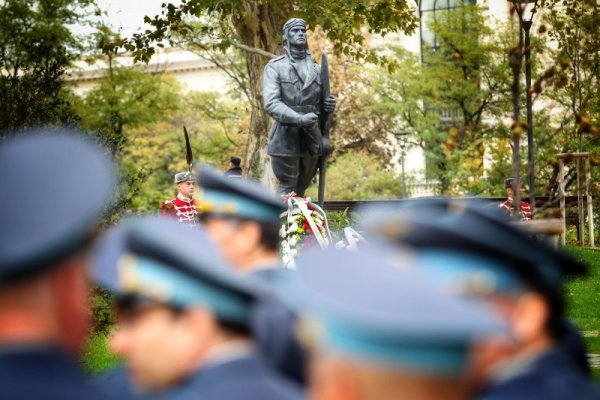 В София президентът Румен Радев и военният министър Красимир Каракачанов присъстваха на церемонията пред Паметника на летеца по повод бойния празник на Военновъздушните сили. Снимка: Димитър Кьосемарлиев, Dnes.bg